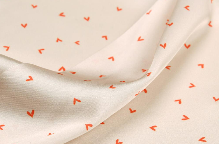 Stoff Polyester Satin Herzen creme