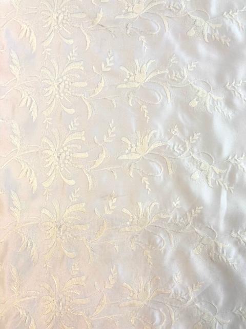 Stoff Polyester Satin bestickt weiss
